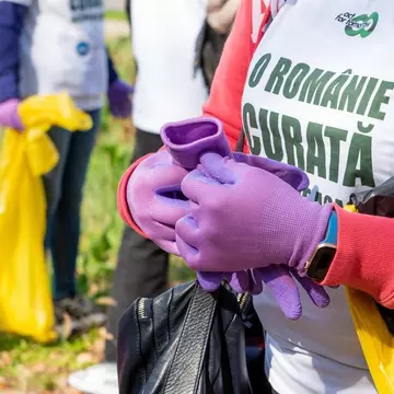 Peste 500 de voluntari s-au alăturat campaniei O Românie Curată Începe de Acasă! 3.000 de kg de deșeuri colectate în 5 orașe din România, dintre care 1.000 de kg reciclate