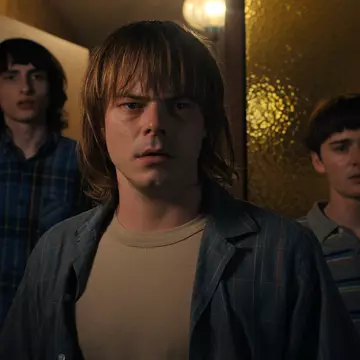 EXCLUSIV! O privire de culise a sezonului patru din „Stranger Things” cu actorul Charlie Heaton: „Magnitudinea acestui sezon este de neînchipuit”
