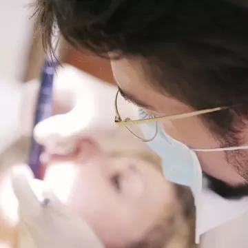 Trebuie să-mi scot toate măselele de minte dacă-mi pun aparat dentar?
