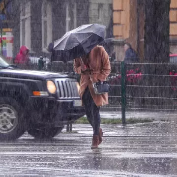 Meteo ANM: Cod galben de ploi torențiale până marți seara