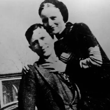 Bonnie și Clyde, prezentați de Ziua Victoriei ca „eroi” ruși uciși în Al Doilea Război Mondial