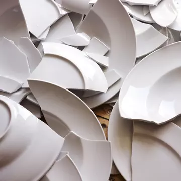 Cioburile aduc noroc? Ce înseamnă când spargi o farfurie