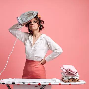 Cum să cureți fierul de călcat! Soluții pentru arsuri și depuneri de calcar