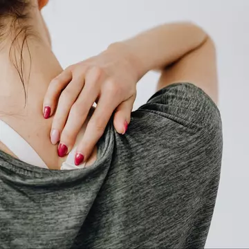 Durerile de spate: de ce apar, când ar trebui să ne dea de gândit și ce opțiuni moderne de tratament există