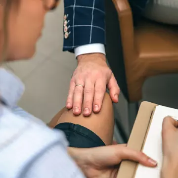 Profesor de liceu din Craiova, reținut după ce i-ar fi cerut favoruri sexuale unei eleve