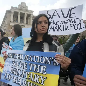 Manifestație cu lacrimi a soțiilor și mamelor soldaților care apără Azovstal, în Ucraina: „Nu ne vom retrage, chiar dacă trebuie să mergem noi acolo!”