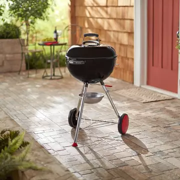 Dovedește-ți abilitățile de chef BBQ cu noua gamă de grătare pe cărbuni Weber!