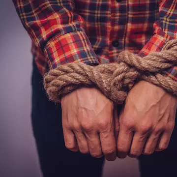 Experiența unui jurnalist capturat de ruși: „Așa sunt rușii. Te bat trei zile, îți rup picioarele, apoi spun: «Frate, scuză-ne»”
