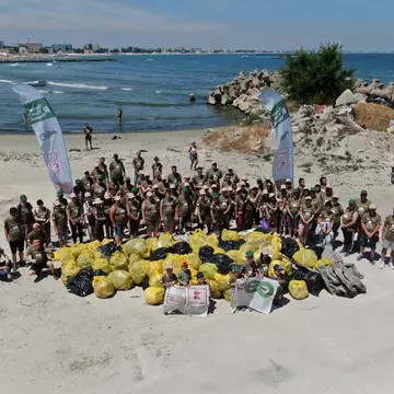 Un delfin mort, cărucioare de cumpărături, trotinete electrice, lăzi de băuturi au fost găsite de voluntari în apele din Constanța în campania  „Turism fără deșeuri”, lansată de Ziua Mediului