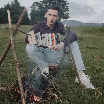 EXCLUSIV. În lumea lui Denis Roabeș, artistul "The Motans" și noul jurat de la "Vocea României" sezonul 10. "Găsesc cel mai bun confident în mama"