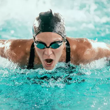 Federația Internațională de Natație a interzis înnotătoarelor transsexuale să participe la competițiile feminine