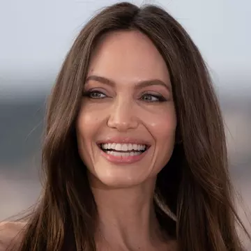 Angelina Jolie, trei căsătorii, trei „rochii” ieșite din comun. Ce a purtat actrița la cele trei cununii
