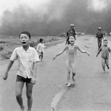 50 de ani de la imortalizarea fotografiei „Fata Napalm”. Ce s-a întâmplat cu fetița din imagine