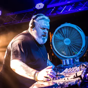 DJ Kristian Nairn, Hodor din Game of Thrones, și Spike aduc magia Untold la București, la Globalworth Tower