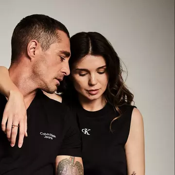 O poveste de dragoste iconică! „Intimitatea îți dă acel sentiment că nu ai vrea să te afli în alt loc.” #MyCalvins cu Alice Cavaleru & Vladimir Drăghia