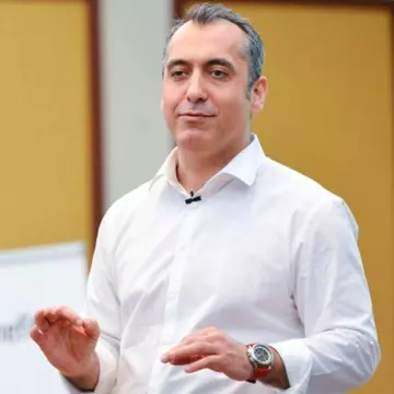 Vorbitul în public – despre simplitate, la prezent
