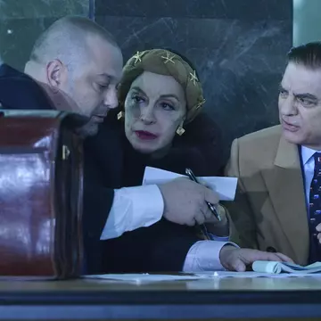 Prințul Paul-Philippe al României, prins în Franța și plasat în arest. El e condamnat la 3 ani și 4 luni de închisoare în dosarul "Ferma Băneasa"