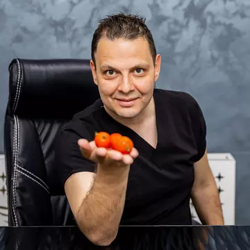 Alimente care scad colesterolul. Ce ne recomandă nutriționistul, Wasim Nazer, să consumăm ca să eliminăm grăsimea localizată pe vasele de sânge