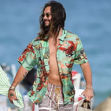 Heidi Klum, fotografiată în ipostaze tandre, pe plajă, alături de soțul ei, cu 17 ani mai tânăr