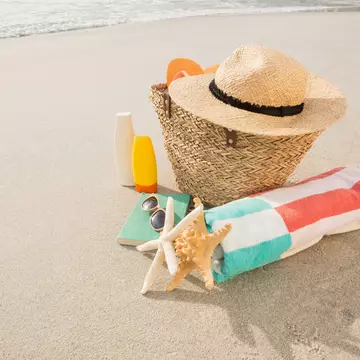 7 obiecte care nu trebuie să lipsească din geanta de plajă