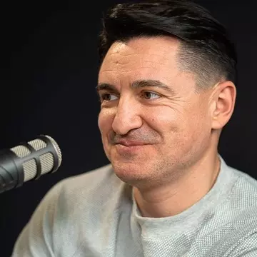 George Buhnici, jigniri la adresa unei femei supraponderale, "mai săracă" decât el, care mânca o merdenea. "Ți s-a făcut fomiță?"