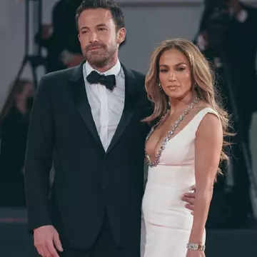 Jennifer Lopez și Ben Afleck s-au căsătorit. Ce rochie de mireasă a ales artista