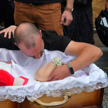 Imagini terifiante la înmormântarea micuței Liza, fetița de numai 4 ani, bolnavă de sindromul Down, ucisă în bombardamentele rusești din Vinița. Preotul a izbucnit în lacrimi: "Răul nu poate învinge"