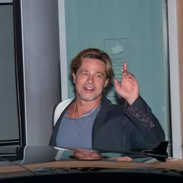 Brad Pitt, apariție frapantă, în fustă, la premiera noului său film, "Bullet Train"