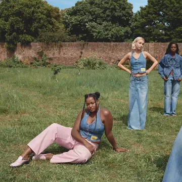 Levi’s x GANNI revine cu o colecție care jonglează cu nuanțe inspirate din natură, alături de Emma Chamberlain