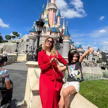 Amalia Enache s-a distrat cu fiica ei la Disneyland Paris: “E o fetiță mult mai curajoasă decât mama ei. Eu am un rău de mișcare în bărci, în mașină”/ EXCLUSIV