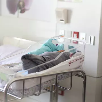 O femeie din Iași acuză medicii de la maternitate de comportament neadecvat: Mi-au spus "Data viitoare du-te să naști acasă, cu bărbatul tău. El te-a început, el să te termine!"