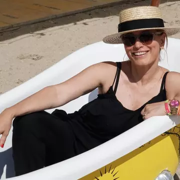Andreea Esca a făcut spectacol la Untold 2022. Vedeta s-a urcat pe scenă pentru un moment memorabil