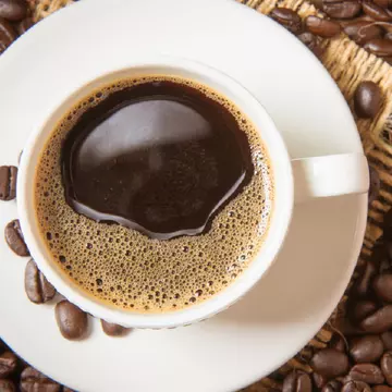 Ce înseamnă când verși cafeaua. Este semn de ghinion sau de noroc?