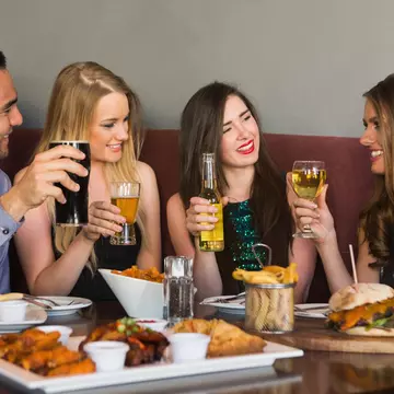 Ce greșeli să eviți când iei masa la restaurant! Reguli de bun simț