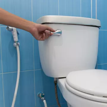 Nu trage apa la toaletă cu capacul ridicat! Află la ce riscuri te expui