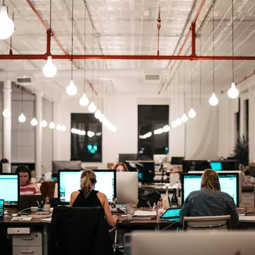 Revenire în forță pe piața muncii pentru startup-uri și companiile mici: peste 100.000 de joburi noi în primele 8 luni ale anului și aproape 2,5 milioane de aplicări