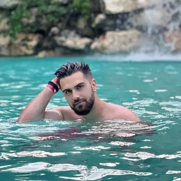 Alex Leonte se distrează cu fiecare ocazie de când nu mai e cu Theo Rose. Cum s-a filmat la un eveniment