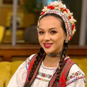 Vlăduța Lupău a revenit pe scenă la nici trei săptămâni de când a născut. "Mi-a fost dor să mă cuprindă rochițele" Cum a arată artista acum