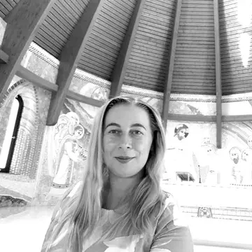 Simona Săndulescu s-a sinucis. Artista a postat un mesaj de adio pe rețelele de socializare, iar apoi s-a aruncat în Lacul Morii