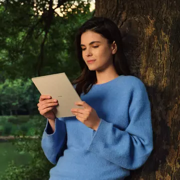 Mihaela Glăvan creează schițe cu ajutorul unui super-gadget