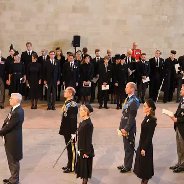 Kate Middleton și Meghan Markle au purtat bijuterii-tribut în onoarea Reginei Elisabeta a II-a. Cum arată accesoriile și care este povestea lor