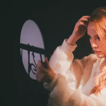 Actrița Olimpia Melinte, apariție de excepție în noul clip al piesei Vunk, “Felicitări, ai reușit!”