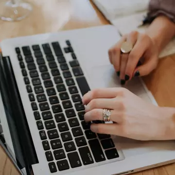 Vrei un laptop nou? Iată unde găsești recomandări și recenzii într-un singur loc!