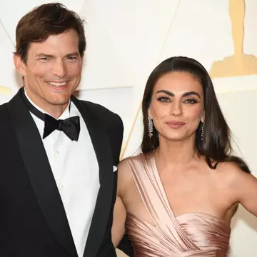 Ashton Kutcher i-a spus Milei Kunis că o iubește,  într-un moment de beție: „Tu și tequila mă înnebuniți”