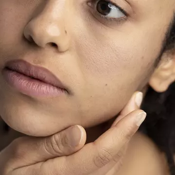Porii dilatați rămân istorie! Baza de machiaj matifiantă îți asigură un make-up cu aspect de porțelan!