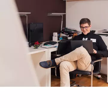 Sondaj eJobs: 4 din 10 angajatori oferă mai multe beneficii extrasalariale decât anul trecut. Tichetele de masă, primele de sărbători și abonamentele la clinici medicale private apar cel mai frecvent în pachetele angajaților. Cel de-al 13-lea salariu și săptămâna de lucru de 4 zile sunt, în schimb, cele mai dorite