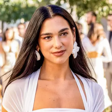 Dua Lipa, la o cină intimă cu un om de televiziune
