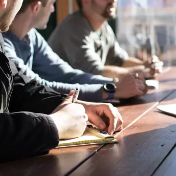 Contextul economic incert și creșterea prețurilor readuc joburile din străinătate în atenția candidaților. Joburile cu nivel mediu de experiență și cele entry level sunt cele mai căutate de români