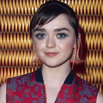 Maisie Williams a avut o relație traumatizantă cu tatăl ei: „Mi-a consumat copilăria”