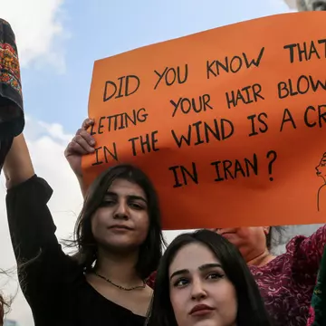 Ce se întâmplă în Iran. Femeile își taie părul și își ard hijaburile pe străzi